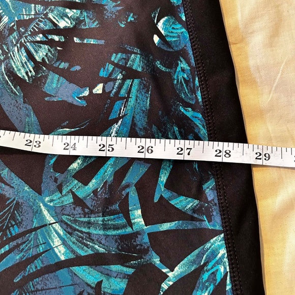 NEW PHOTOS! CAPRI LEGGINGS, BLUES/WHITE/BLACK, SIZE 5X, MOISTURE WICKING, PULL - Picture 3 of 16